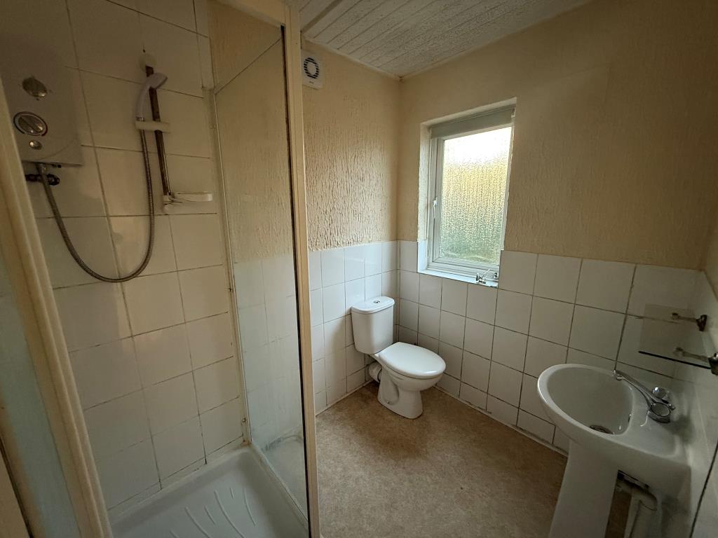 Lot: 96 - FREEHOLD BLOCK OF TWO FLATS - First floor shower room with W.C.
